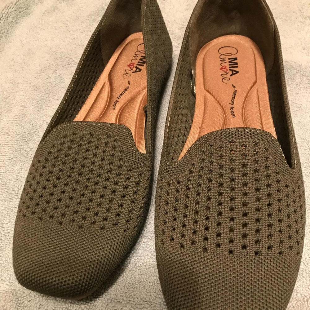 Adorable greenish/gray shoes super comfortable
